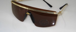 Panoramic sunglasses with brown disc and golden metal bars and golden hangers