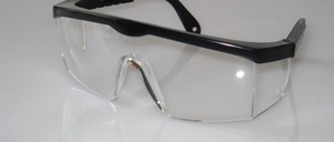 Eine gut aussehende Schutzbrille mit Seitenteilen und Längenverstellbaren Bügeln