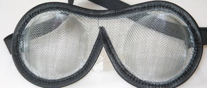 Handgenähte poppige Schutzbrille gegen Steinesplitter und sonstige Luftfahrzeuge<br />
wie Fliegen, Bienen usw