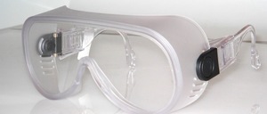 Larger safety goggles with length-adjustable temples for all kinds of work
