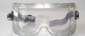 Eine riesengroße Schutzbrille für extreme Arbeiten mit Staub und Spritzzeug