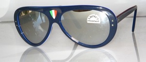Sport Sonnenbrille der 80er Jahre in 4 Schichten Azetat -blau/weiß/rot/schwarz<br />
Made in France by Bolle´<br />
Scheiben: Braun - silber verspiegelt<br />
Größe: 58/20 - Innenweite: 130 mm<br />
Mit italienischer Flagge