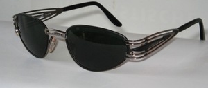 High - quality, streamlined style unisex sunglasses, made in Italy in black - silver metal with gray / green CR 39 lenses with 100% UV protection