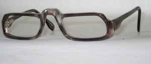 A strong, male half-glasses <br />
socket with flexible hinges