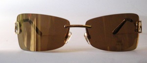 Eine sehr elegante randlose Metall Sonnenbrille mit dekorativ gearbeiteten Bügeln
