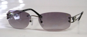 A pretty rimless 4-hole sunglasses by GALA with beautiful, small street decor on the sides