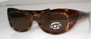 Very up to date fashionable sunglasses with wide temples, Made in Italy