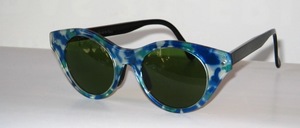 Modern, timeless sunglasses in blue-green with black inner frame and black temples