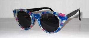 Modern, timeless sunglasses in darker blue-pink with black inner frame and black temples
