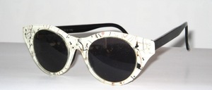 Modern, timeless sunglasses in graffity design with black inner frame and black temples