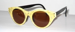 Modern, timeless sunglasses in yellow textured with black inner frame and black temples