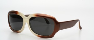 Massive, rechteckige Sonnenbrille in einem ausdrucksstarkem Design