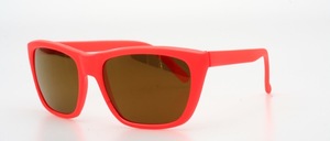 Sportlich coole Sonnenbrille der 90er Jahre in poppigen Farben
