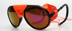 A sporty glacier glasses with side leather protection and perfect fit thanks to anti allergic coated sports bars