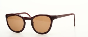 A pretty, lightweight and comfortable to wear sunglasses of the 80s
