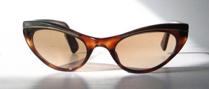 Brown cat eye sunglasses with a black ribbed decoration on the top and sides