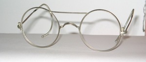 Ein altes rundes größeres Nickel  Brillengestell mit W - Steg und langen Gespinstbügeln