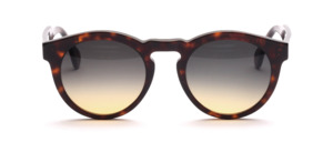 Classic panto sunglasses with <br />
Keyhole bridge and gray-apricot gradient glazed panes