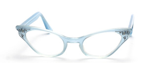 50er Jahre Brillenfassung in zartem Hellblau mit seitlichem Strassdekor und Gravur