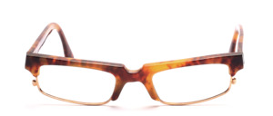 Eine flache, rechteckige Combi Brillenfassung mit einem solideren Oberbalken aus Acetat und einem Metall Glasrahmen