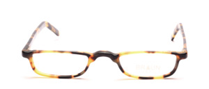 Elegant, flat acetate reading glasses in tortoise color with perfect fit, thanks to flexible hinges