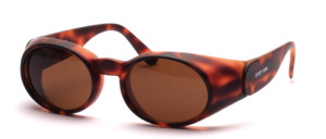 Chic sunglasses with side protection and wide temples