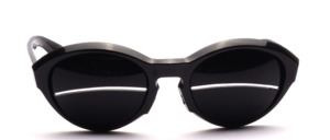 Cool sunglasses from the 1980s with a slot made of black plastic in the style of churreges