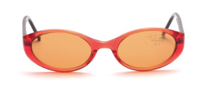 Oval sunglasses in transparent red with black temples