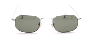 Feathery stainless steel sunglasses in silver with green discs