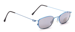 Feather-light men's sunglasses in blue with slightly flared temples