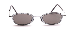 Metal sunglasses in silver with slightly flared temples