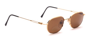 Feather-light men's sunglasses with slightly flared temples