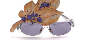 The crystal-colored basic glasses are equipped with a large golden leaf, which is equipped with purple rhinestones and purple flowers