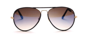 Gold pilot sunglasses covered with black leather and with gray gradient lenses that reflect the blue