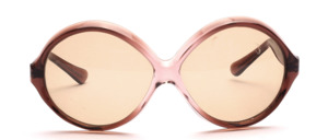 Of the hand of the french design icon Paulette Guinet is this vintage treasure from the 1970s in rose gradient, oval shape with silver studs on the side