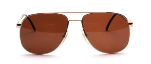 Simple pilot sunglasses for men in gold with brown plastic lenses