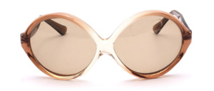 Of the hand of the french design icon Paulette Guinet is this vintage treasure from the 1970s in rose gradient, oval shape with silver studs on the side