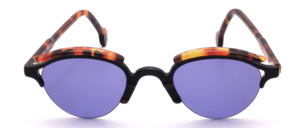 Oval semi-rimless sunglasses combining black acetate with Havana brown temples and accents; elegant 90s vintage-style design without nose pads; blue lenses; Made in Germany