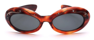 264<br />
Original vintage 1950s oval cat-eye butterfly sunglasses made of translucent Havana brown acetate