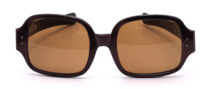 357<br />
Square 1960s sunglasses made of shimmering brown acetate, featuring temples and brown mineral lenses<br />
<br />
Sombra<br />
Mod