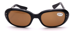 319<br />
Black 1960s cat-eye sunglasses made of acetate, featuring small decorative rivets at the temple hinges and brown mineral lenses