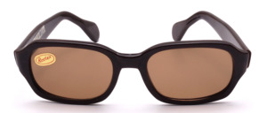 434<br />
Vintage 1960s sunglasses made of sturdy brown acetate with light brown Roviex mineral lenses